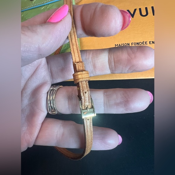 Authentic Louis Vuitton Vernis Crossbody - Picture 14 of 17